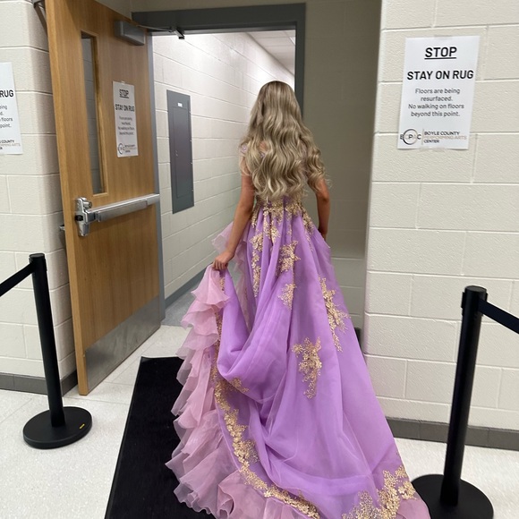 Lavender gown,custom-made,side slit and, train, off shoulder with a zipper. - Picture 8 of 9